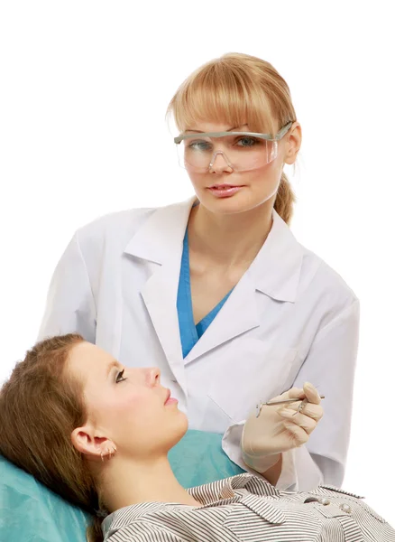 Dentista feminina está examinando os dentes da paciente — Fotografia de Stock