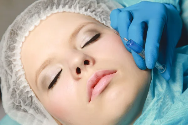 Bir yüzüne botox enjeksiyonu — Stok fotoğraf