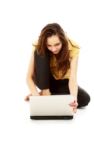 En ung flicka arbetar på bärbar dator — Stockfoto