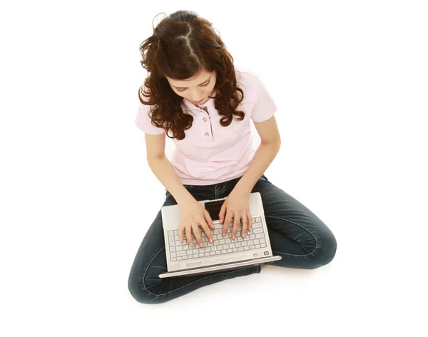 Retrato de mulher de negócios bonita com laptop — Fotografia de Stock