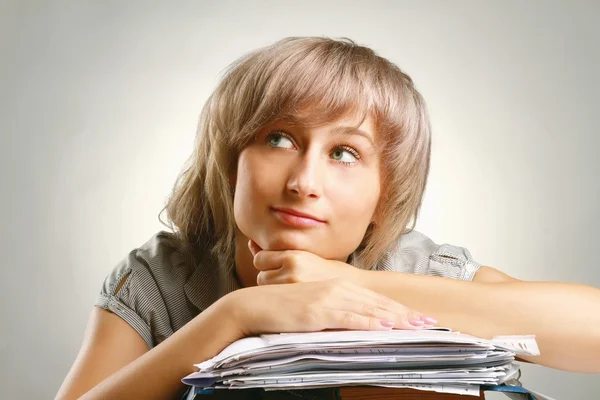 Een moe jonge vrouw zitten aan de balie — Stockfoto