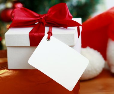 Hediye kutulu Noel kartı..