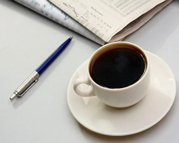Tasse Kaffee in der Nähe der Presse. — Stockfoto