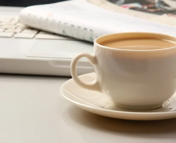 Xícara de café perto da imprensa . — Fotografia de Stock