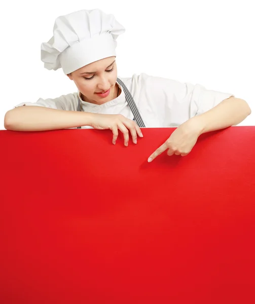 Счастливая женщина повар или пекарь держа над бумажной вывеской рекламный щит . — стоковое фото