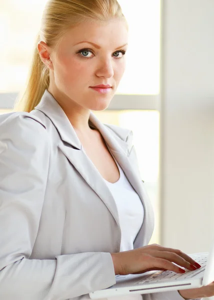 Mujer joven con portátil. — Foto de Stock