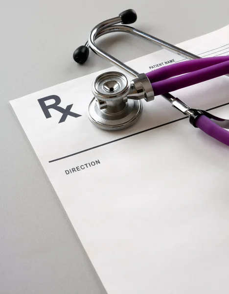 Primer plano de un estetoscopio en una prescripción de rx . — Foto de Stock