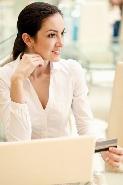 Mujer feliz sentado en el escritorio y de compras en línea . —  Fotos de Stock