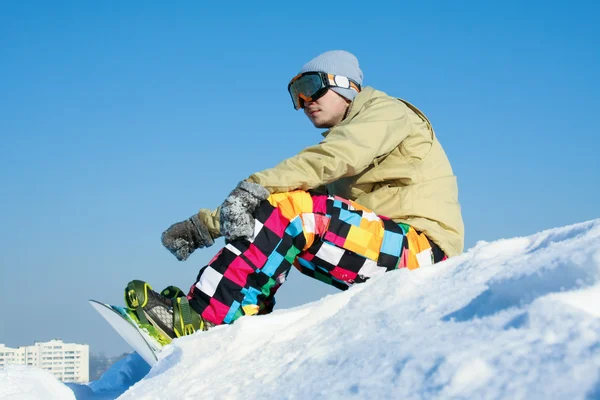 Kayak pisti üzerinde oturan snowboarder. — Stok fotoğraf