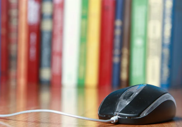 Computermaus auf dem Schreibtisch. — Stockfoto