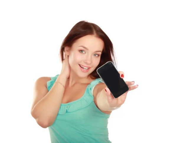 Portret van mooie jonge vrouw met behulp van mobiele telefoon — Stockfoto