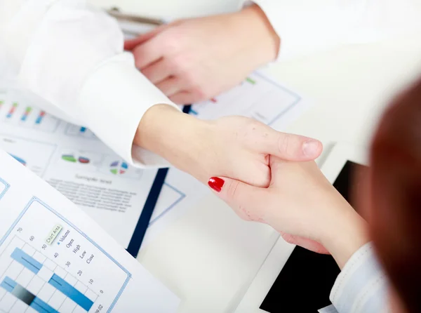 Handshake, izolovaných na bílém pozadí. — Stock fotografie