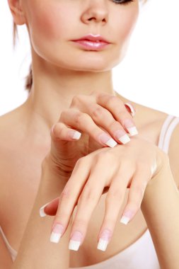 güzel bir kadının ellerinde bir krem uygulamak