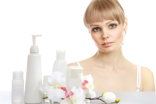 Een mooie vrouw met cosmetica — Stockfoto