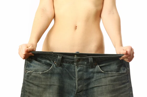 La mujer está mostrando cuánto peso perdió. — Foto de Stock