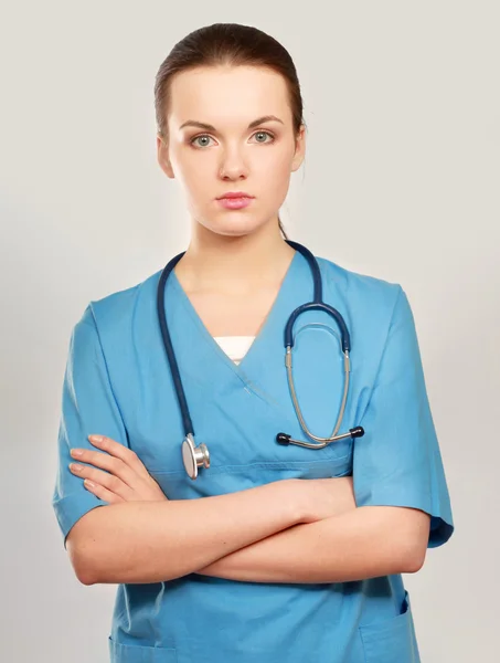 Medico sorridente donna con stetoscopio — Foto Stock