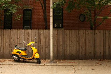 Sarı bir vespa ile court yard