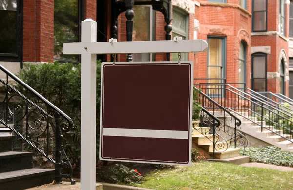 Eine horizontale, leere Plakatwand an der Stadtstraße — Stockfoto