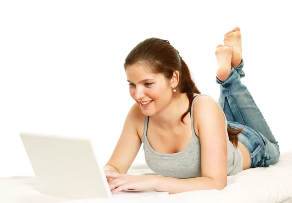 Een lachende vrouw die met een laptop werkt — Stockfoto