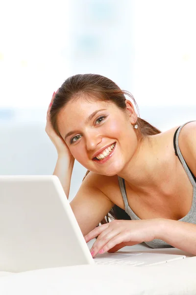Una donna sorridente che lavora con un computer portatile — Foto Stock