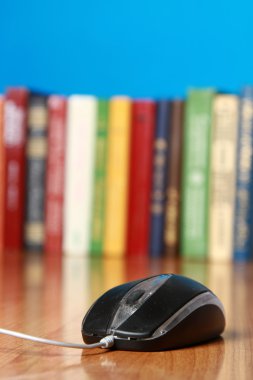kitap karşı bilgisayar faresi