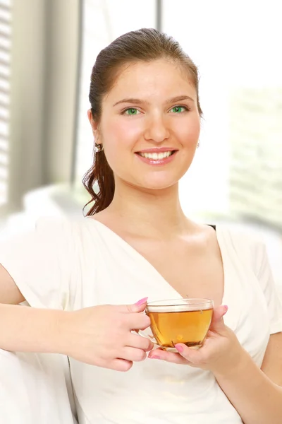 美しい女性がお茶を飲んでいます。 — ストック写真