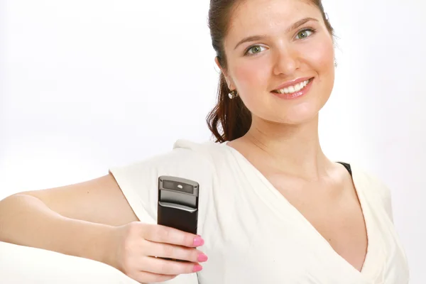 Una mujer sonriente usando un teléfono móvil — Foto de Stock