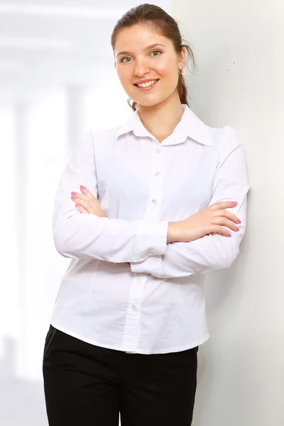 Eine Geschäftsfrau, die in der Nähe der Mauer steht — Stockfoto