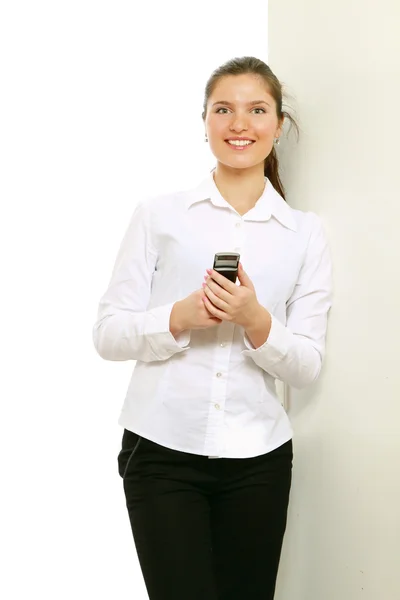Une femme d'affaires avec un téléphone portable à l'intérieur — Photo