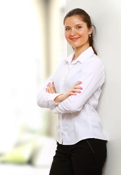 Eine Geschäftsfrau, die in der Nähe der Mauer steht — Stockfoto