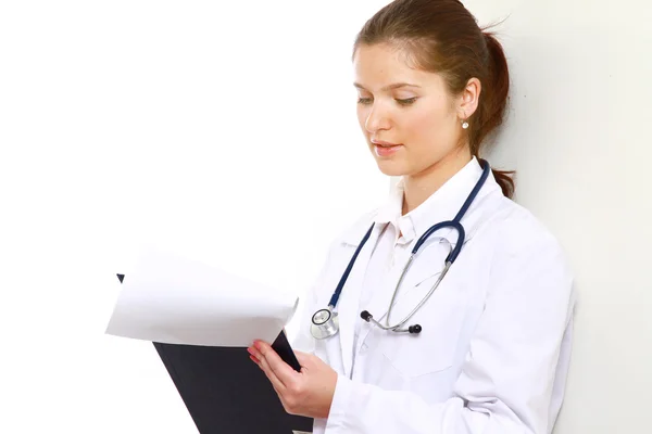 A female doctor filling a prescription — Stock Photo, Image