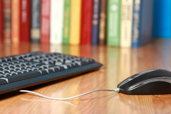 Une souris d'ordinateur et un clavier — Photo