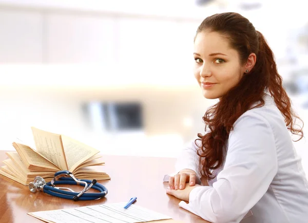 Una dottoressa sorridente alla scrivania — Foto Stock