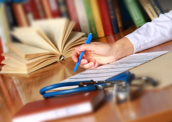 Primo piano delle mani del medico che scrive — Foto Stock