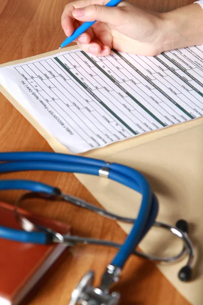 Primo piano delle mani del medico che scrive — Foto Stock