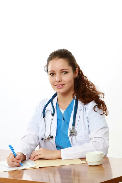 En kvinnlig läkare som arbetar — Stockfoto