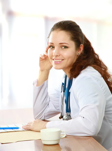 Eine lächelnde Ärztin ruht sich aus — Stockfoto