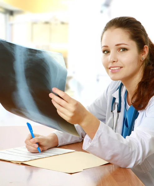 Une femme médecin examine la radiographie. — Photo