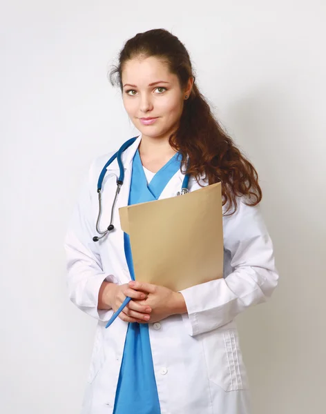 Un retrato de una doctora sosteniendo una carpeta en blanco — Foto de Stock