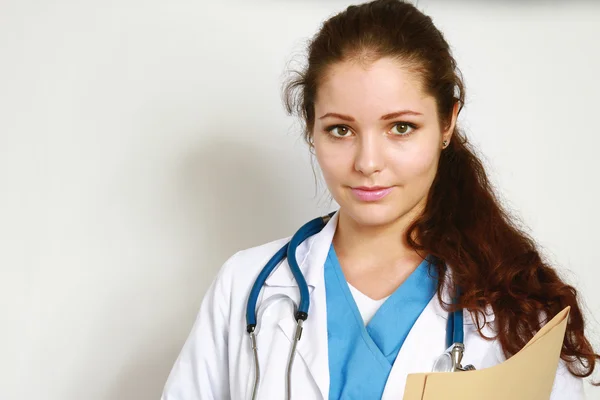 En kvinnlig läkare med en mapp — Stockfoto
