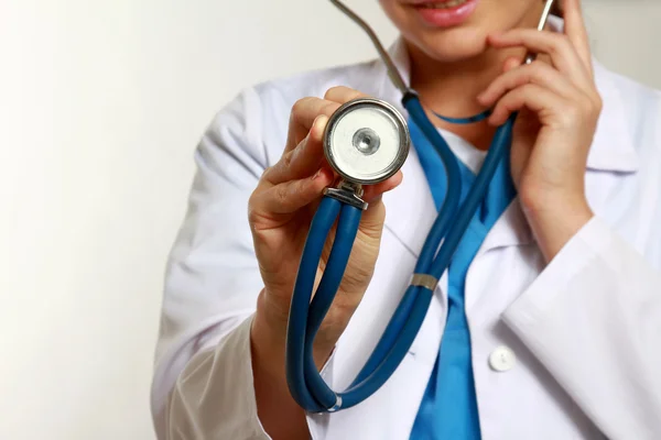 Um médico ouvindo com um estetoscópio — Fotografia de Stock