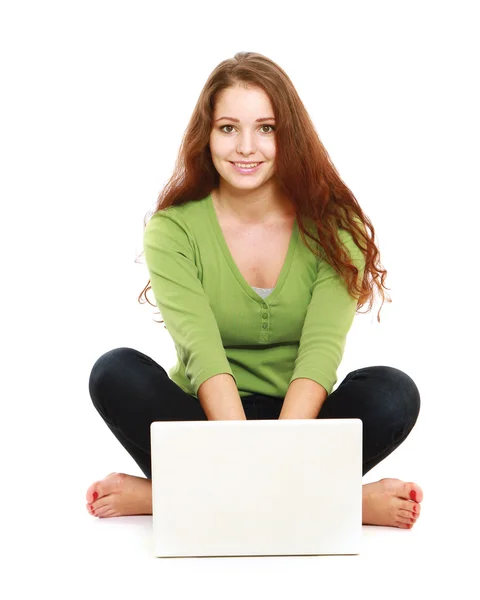 Een lachende vrouw met een laptop — Stockfoto