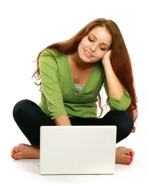 Una donna sorridente con un computer portatile — Foto Stock