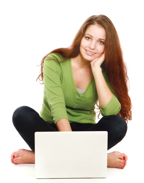 Uma mulher sorridente com um laptop — Fotografia de Stock
