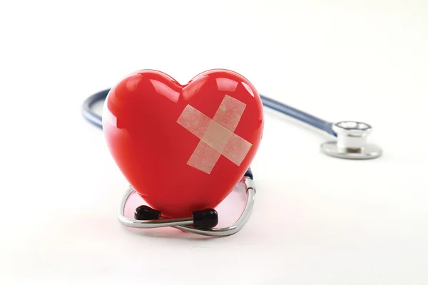 Brustet hjärta med stetoskop — Stockfoto