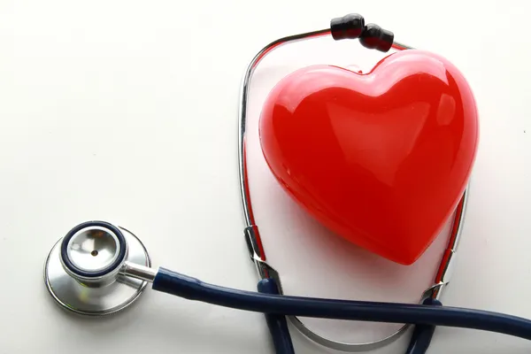 Bir kalp ile bir stetoskop — Stok fotoğraf