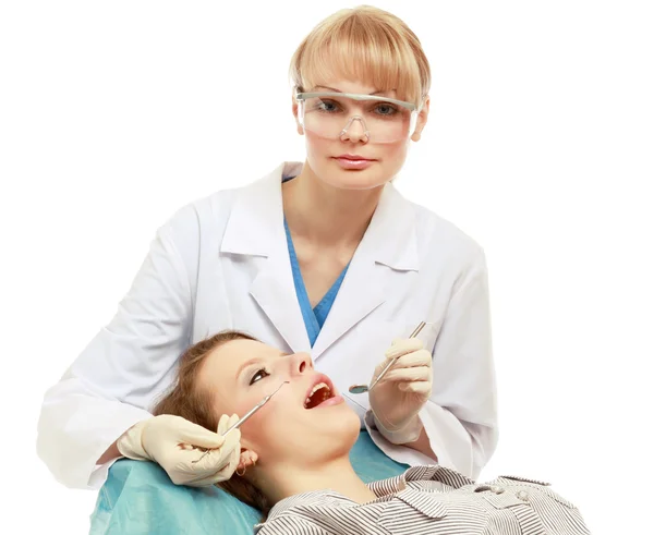 Женщина-дантист, лечащая зубы пациента — стоковое фото