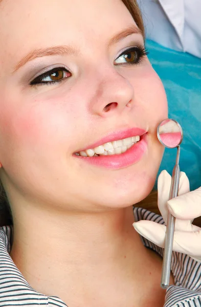 Женщина-дантист лечит зубы пациента — стоковое фото