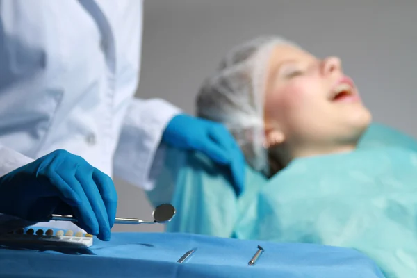 Beim Zahnarzt, Fokus auf Werkzeuge — Stockfoto