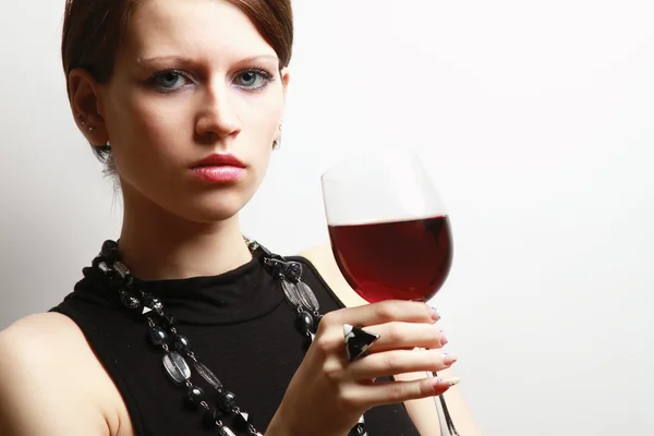 Portret van een mooie vrouw met een wijnglas — Stockfoto
